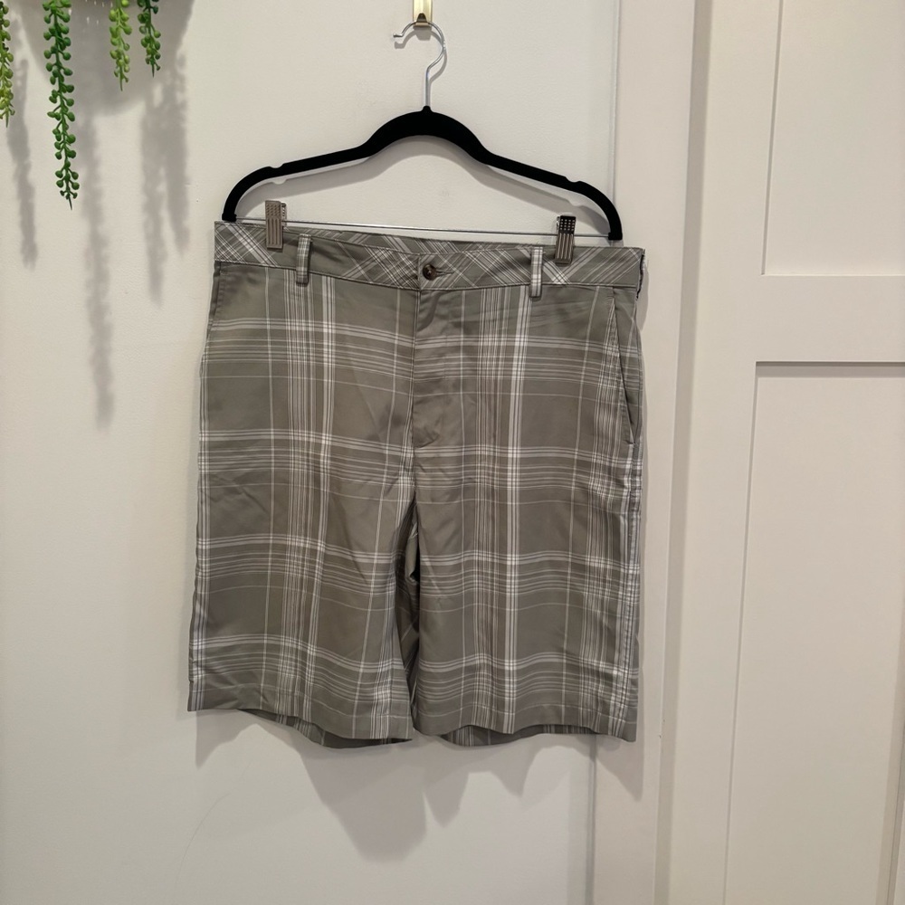 Ping Men’s Golf Shorts Size 34 Plaid Grey and White Design 10 inch Inseam
